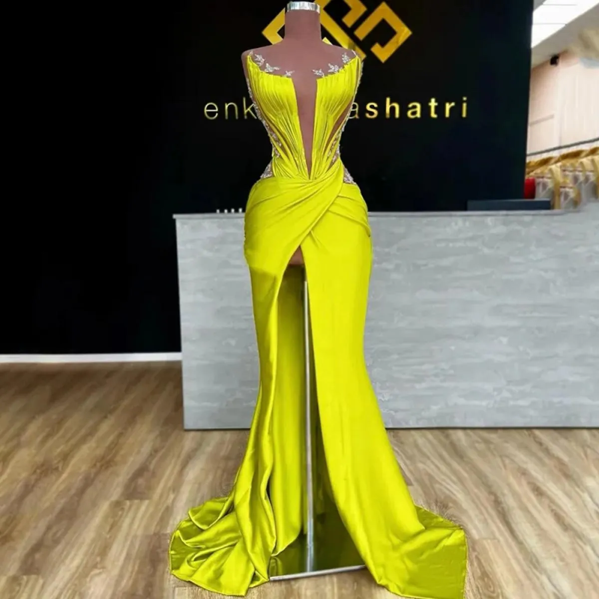 2023 Abiti da ballo a sirena Scollo a V Perline Abiti da sera per cocktail party da sera Arabia Saudita Lunghezza pavimento Tagl