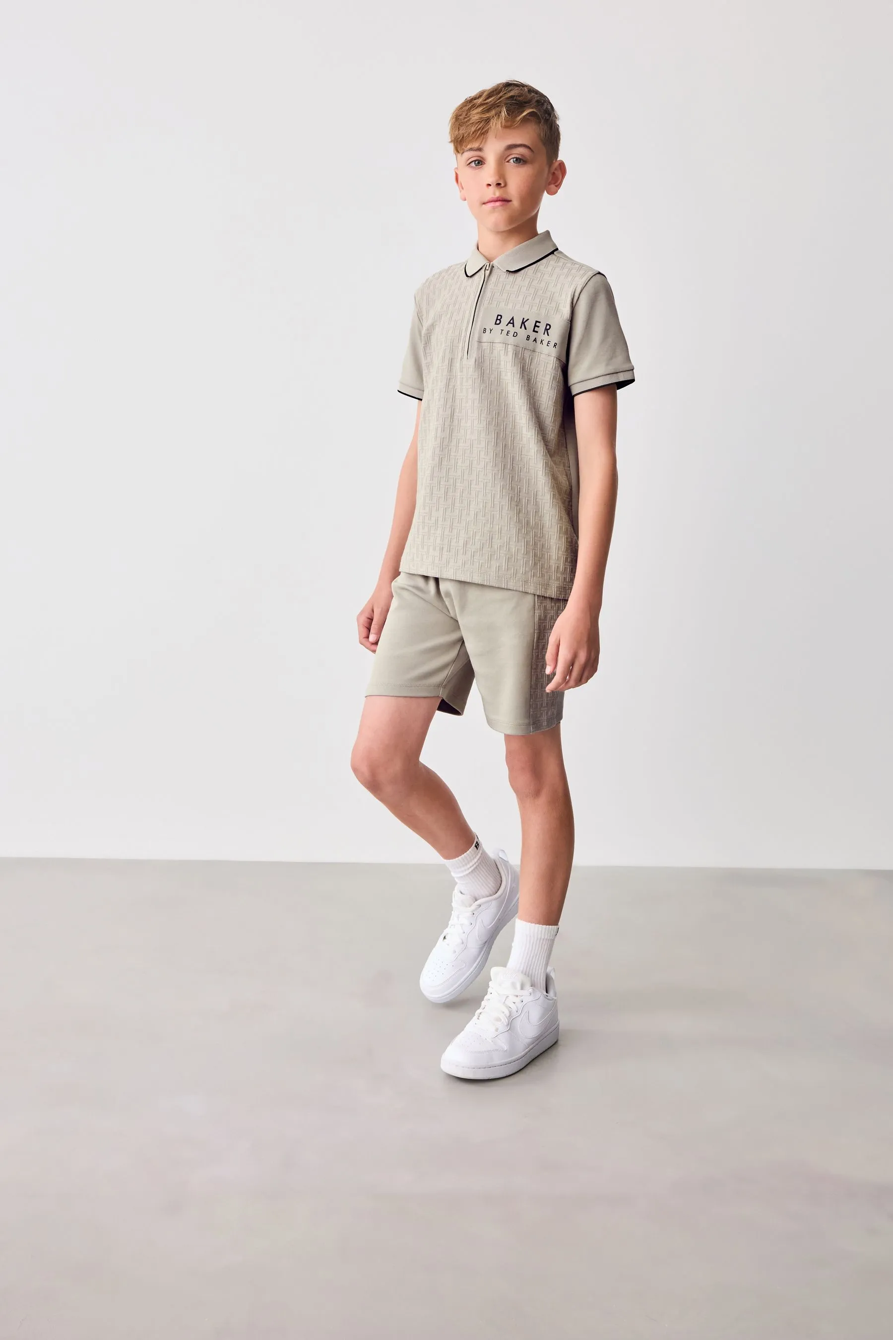 Baker by Ted Baker Completo con polo testurizzata e shorts    