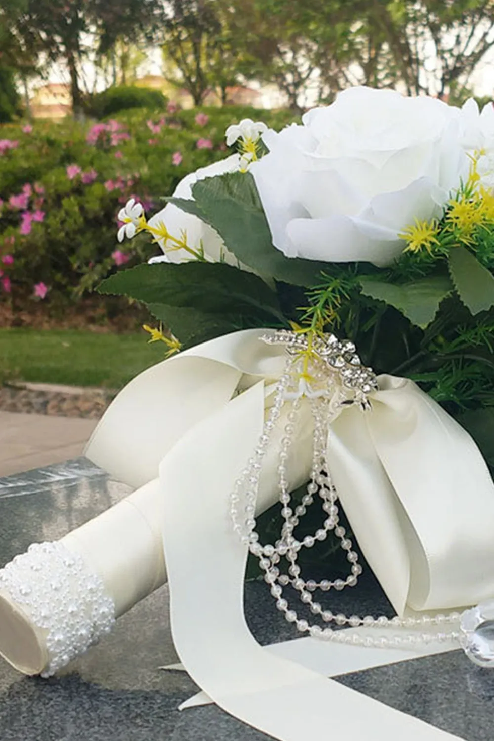 Bouquet di damigella d'onore rosa bianca