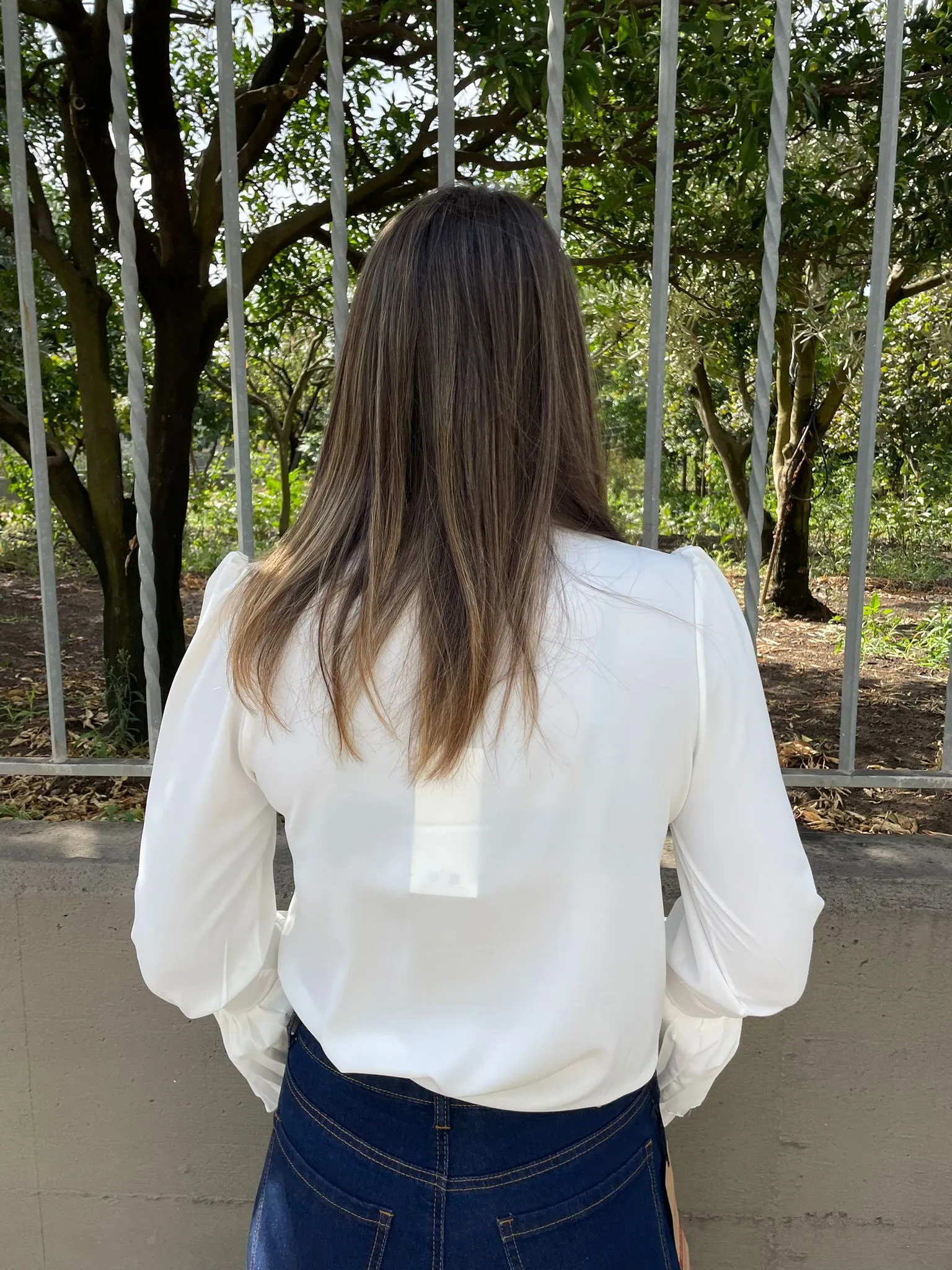 Camicia tinta unita con rouches alle maniche