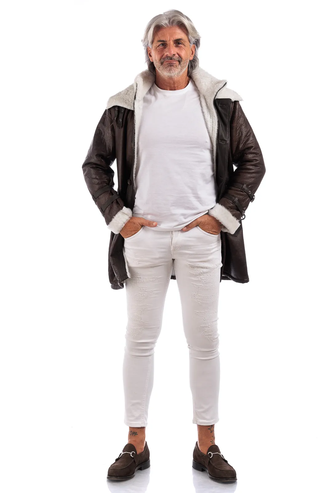 Cappottino in vero montone marrone con pelo bianco e bottoni